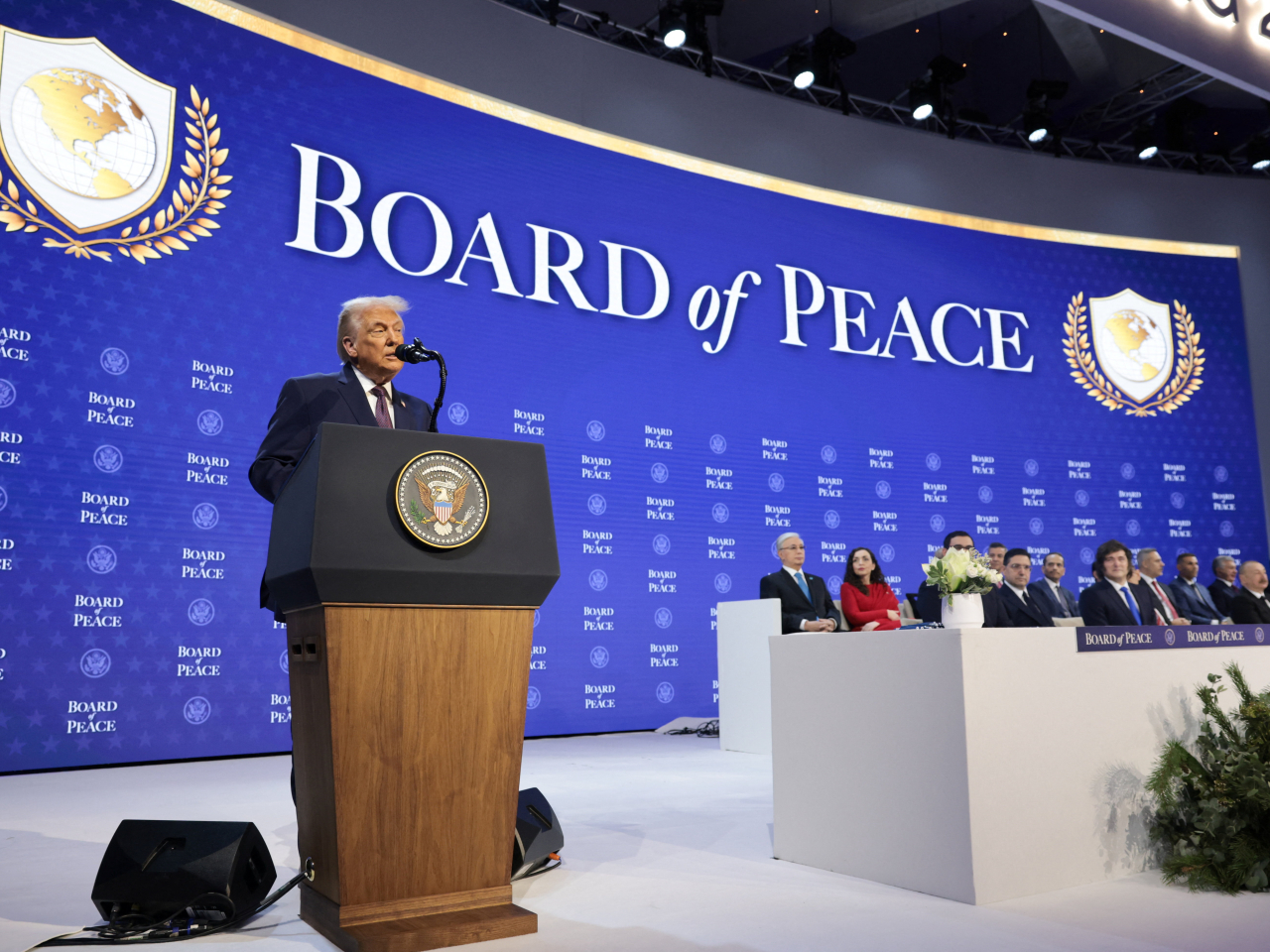 美國總統特朗普與十多個國家或地區的代表簽署文件，正式啟動美方提出成立的「和平委員會」。（路透社）