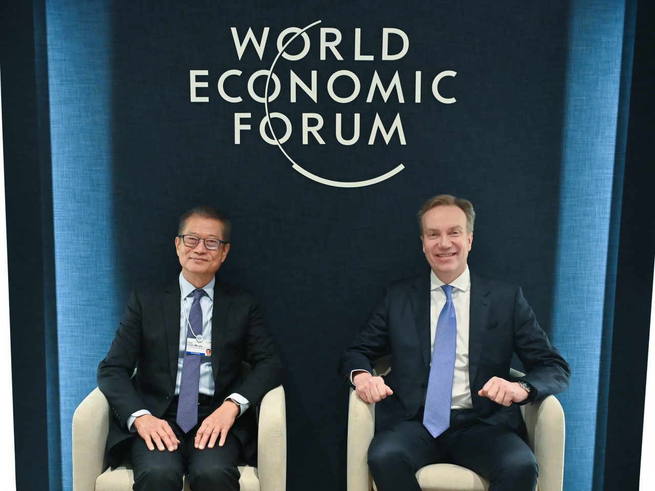 陳茂波（左）與世界經濟論壇總裁兼首席執行官博爾格‧布倫德（右）會面。（政府新聞處）