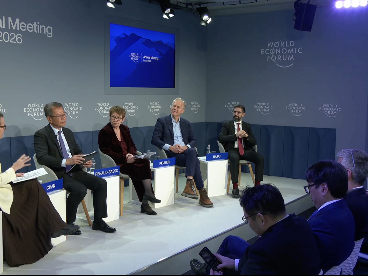 陳茂波（左二）在以「如何為減碳項目融資」為主題的專題會議擔任發言嘉賓。（政府新聞處）