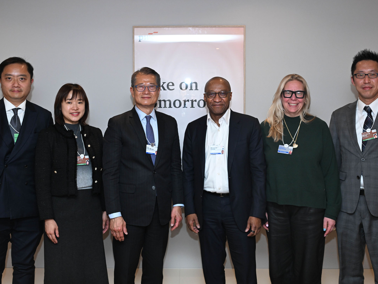 陳茂波（左三）與羅兵咸永道全球主席康慕德（右三）會面。（政府新聞處）