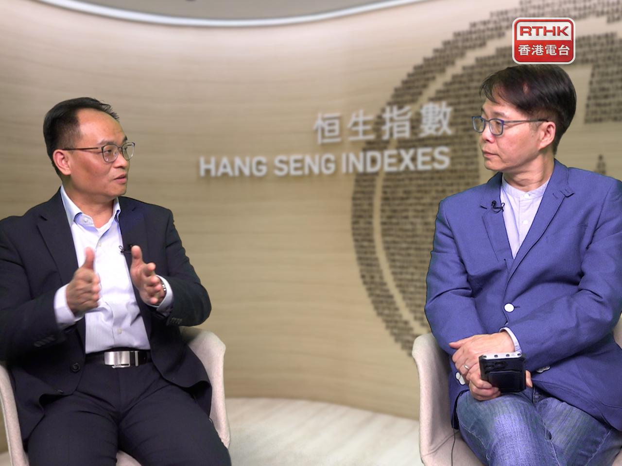 黃偉雄（左）表示，恒指公司傾向維持季檢做法，因為檢討及改動太密，均不利市場發展。（彭冠中攝）