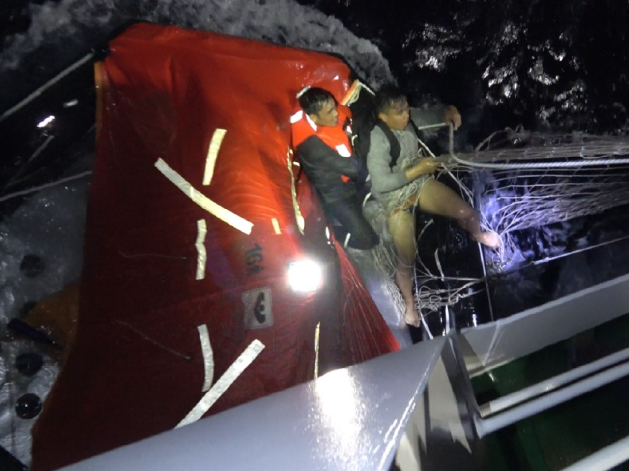 中國海警目前救起13人。（中國海警微信公眾號）