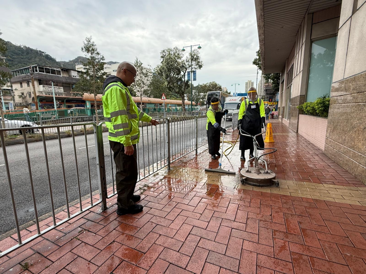 清潔工人使用高速清洗盤加強清洗街道。（政府新聞處）