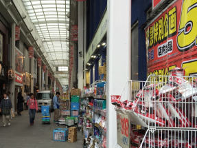 植田和男關注日圓疲弱增加進口成本，推高通脹。（港台圖片）