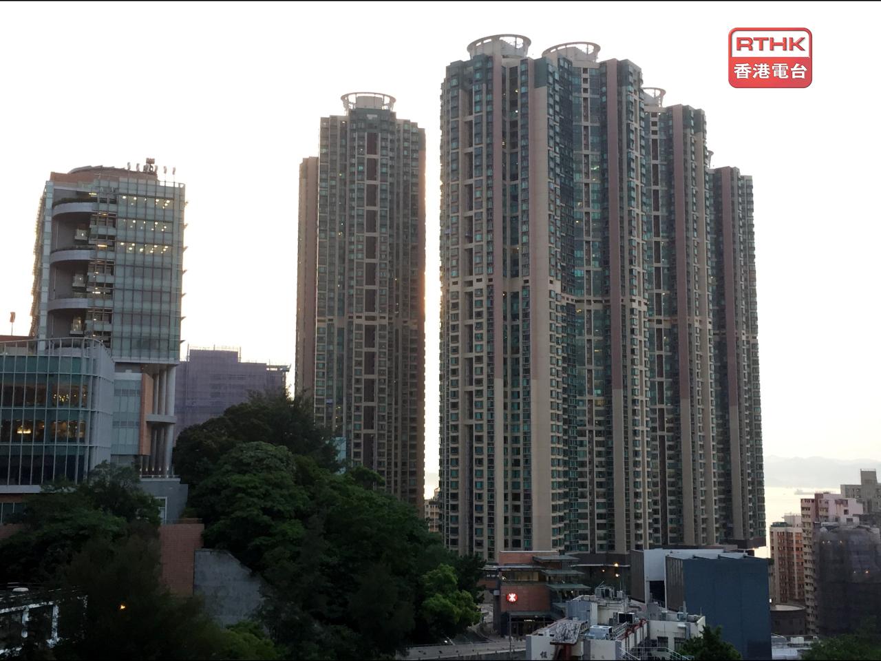 中原地產預料隨著供應逐漸消化，加上換樓需求，估計今年港島區樓價有望追落後。（港台圖片）