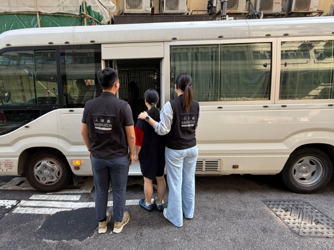 入境處聯同警方及勞工處，在全港多區展開反非法勞工行動。（政府新聞處）