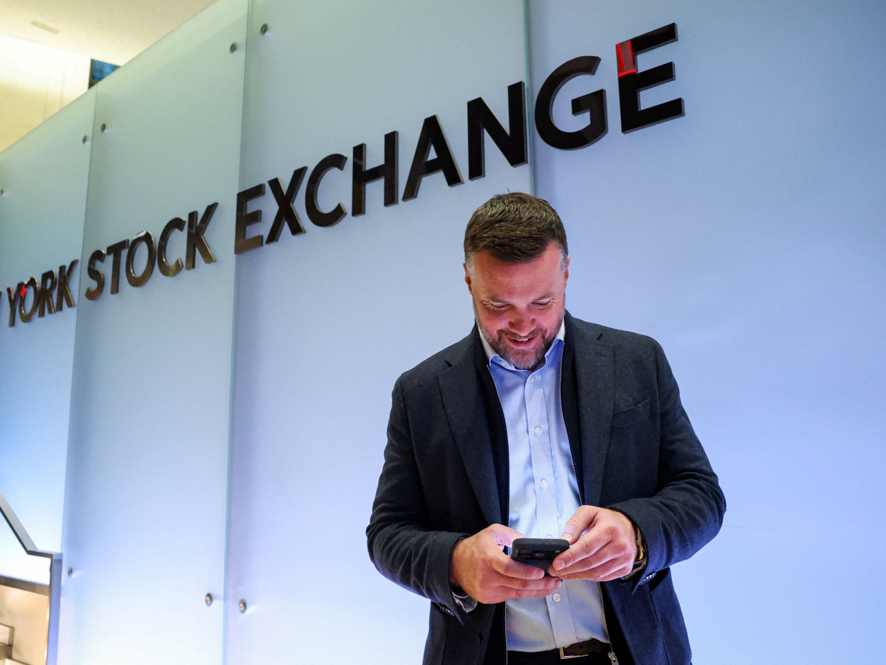 道指曾失守49000點關口，收市報49098點，跌285點，跌幅約0.6%；標普500指數升2點收市，納指升約0.3%。（路透社資料圖片）