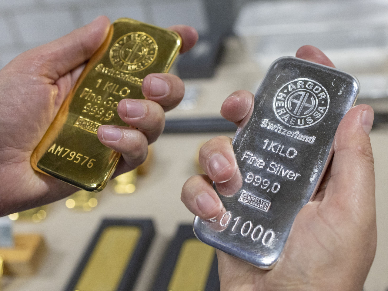 現貨白銀價格突破每盎司100美元關口，金價迫近每盎司5000美元關口，齊創新高。（路透社）