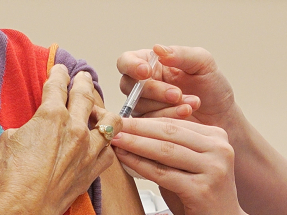 許樹昌稱冬季流感高峰期將至　新春活動多宜及早接種疫苗