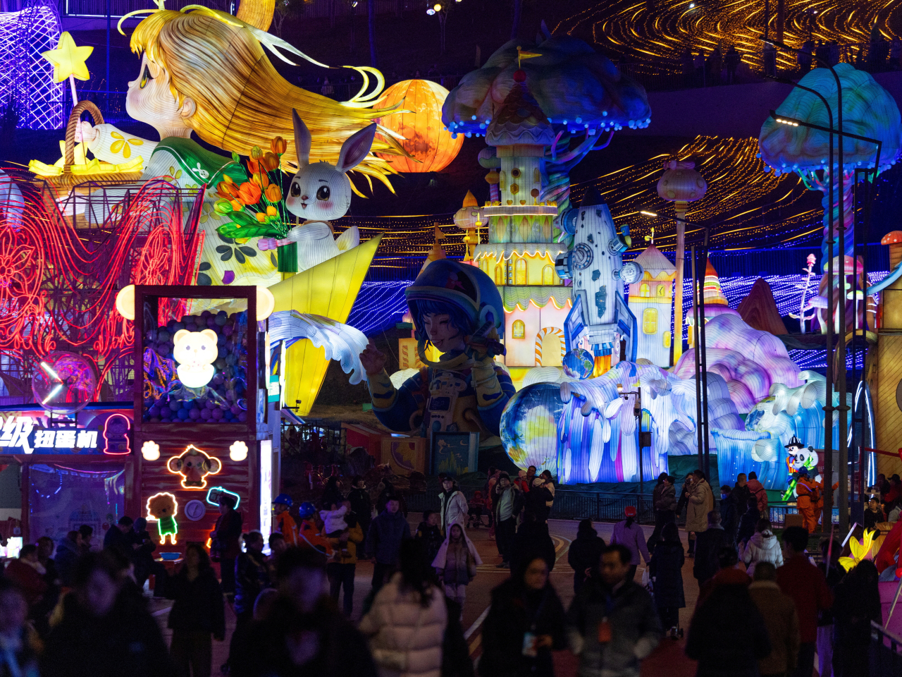 The cold wave is set to hit central and eastern China at a time when many have caught the festive spirit ahead of the Lunar New Year. Photo: Reuters