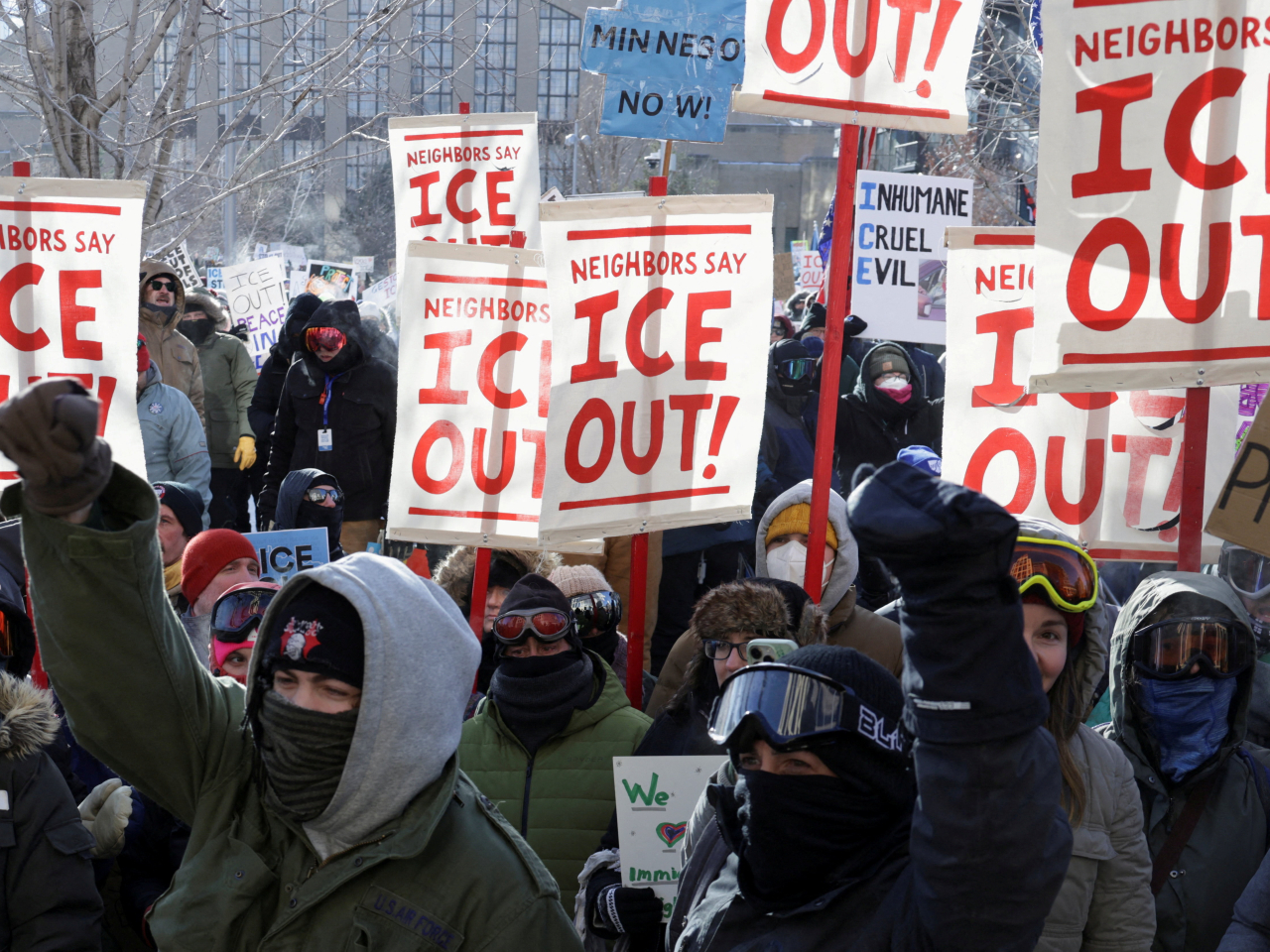 據報當地氣溫低至攝氏零下20度，仍有約1萬5千人在明尼阿波利斯市內遊行。（路透社）