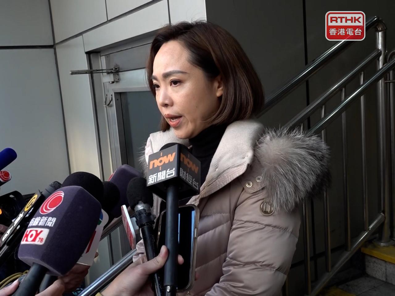 陳家珮下午到位於西灣河的警方港島交通部協助調查。（劉澤浩攝）