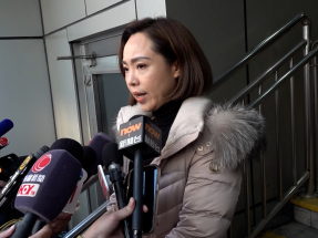 陳家珮下午到位於西灣河的警方港島交通部協助調查。（劉澤浩攝）