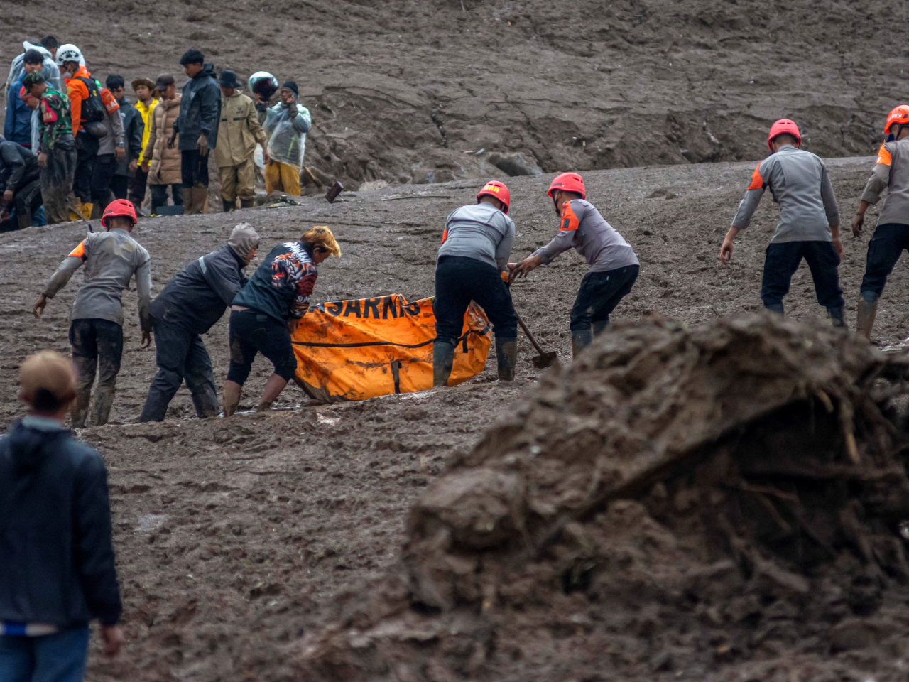 印尼西爪哇省西萬隆地區，連續多日暴雨導致山泥傾瀉。（路透社）
