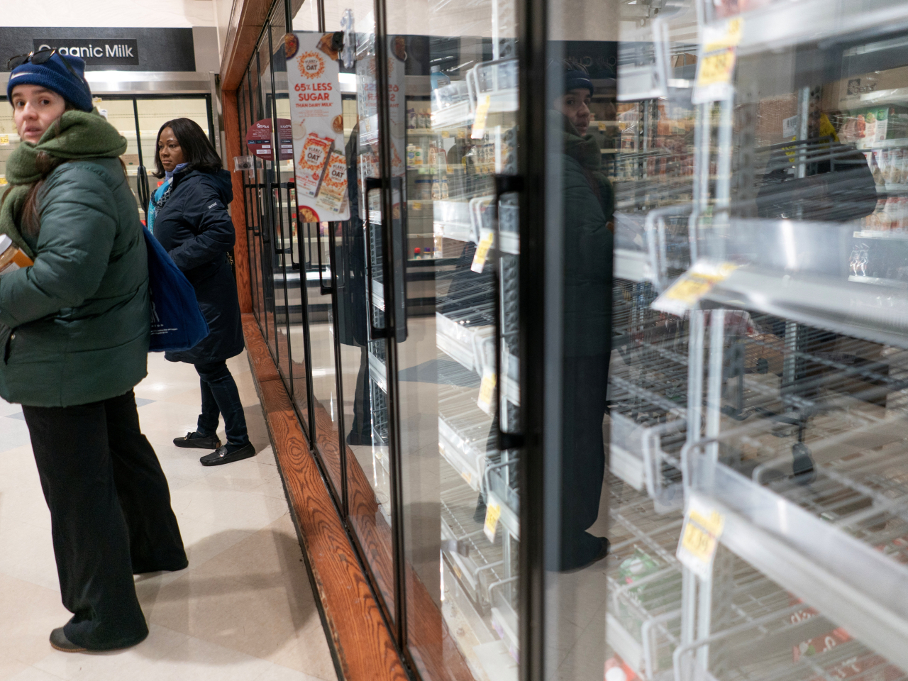 有美國民眾到超市購買物資應付惡劣天氣。(路透社)