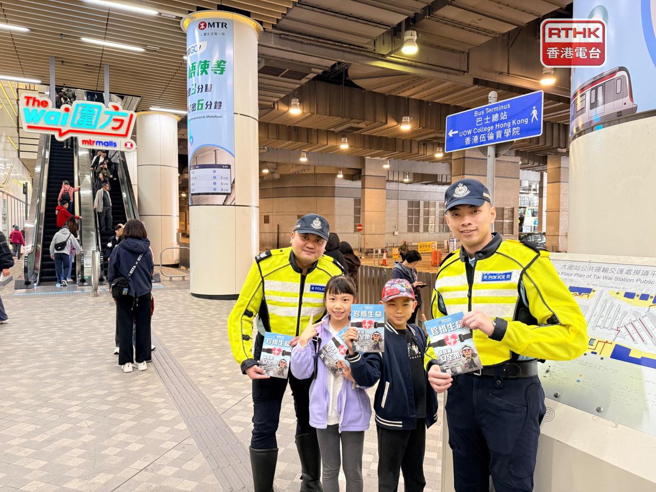 強制安裝和佩戴安全帶新規定今日開始生效，警方早上在多區大型交通交匯處及旅客乘車熱點加強宣傳。（警方提供）