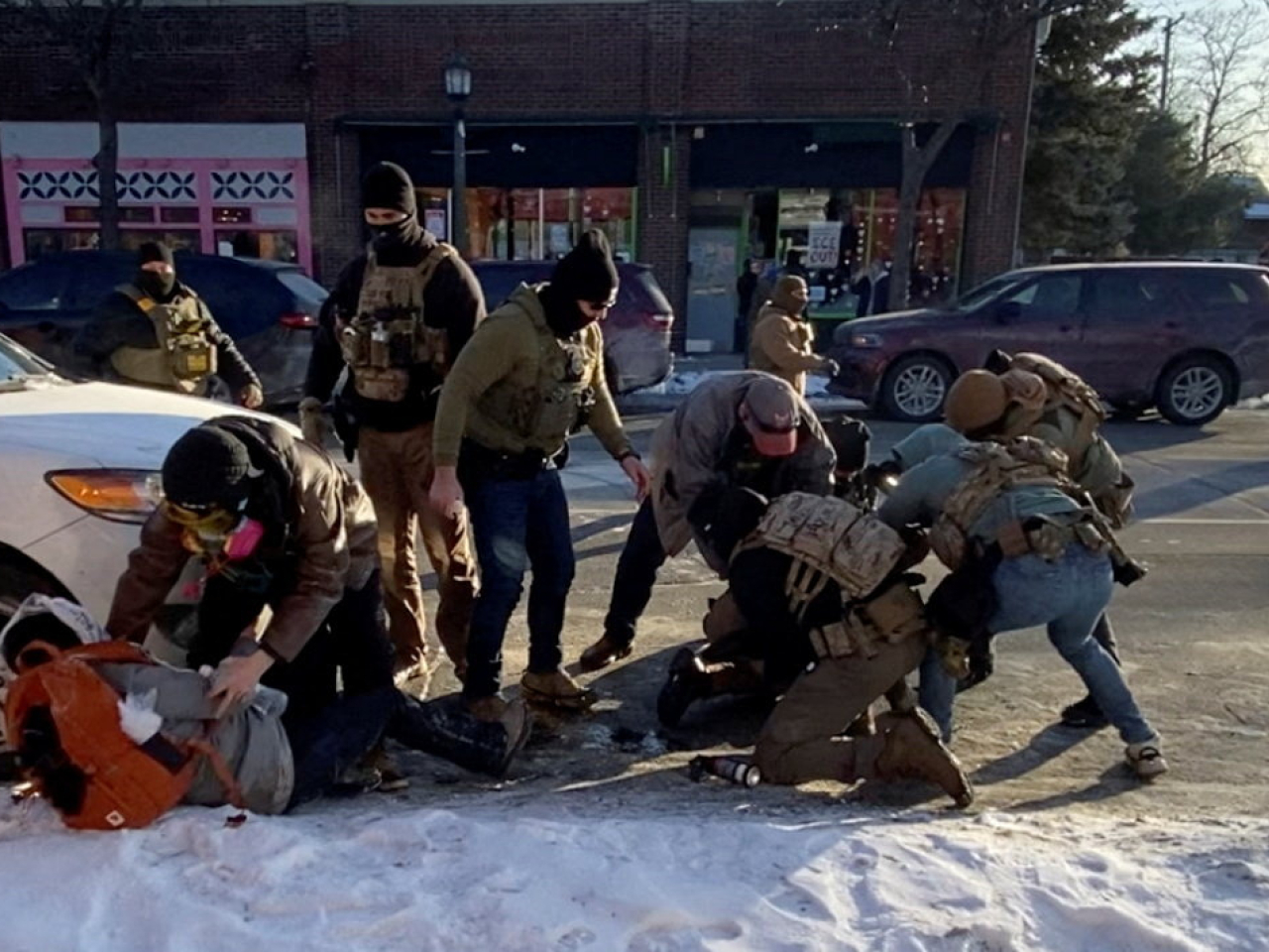 聯邦執法人員嘗試拘捕該名男子時向對方開槍，之後將他制服。（路透社）