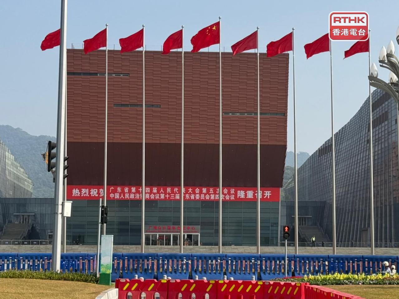 在會議場地廣州白雲國際會議中心外，馬路兩旁設有鐵馬及水馬，公安車輛在附近一帶戒備。（任浩鋒攝）