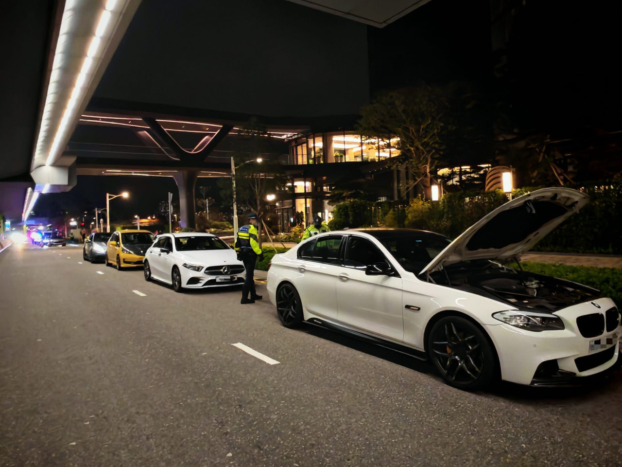 警方截查約40輛私家車及電單車，其中4輛私家車及6輛電單車懷疑經非法改裝。(警方提供圖片)