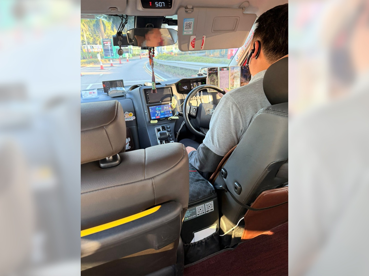 警方行動中發現兩名的士司機涉嫌違例，包括駕駛時放置多於兩部流動電訊裝置。(警方提供相片)