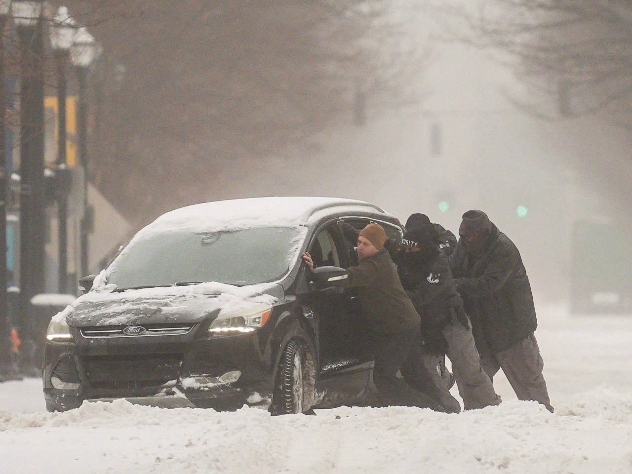 美國國家氣象局表示，東部三分二地區出現暴雪和凍雨。（路透社）