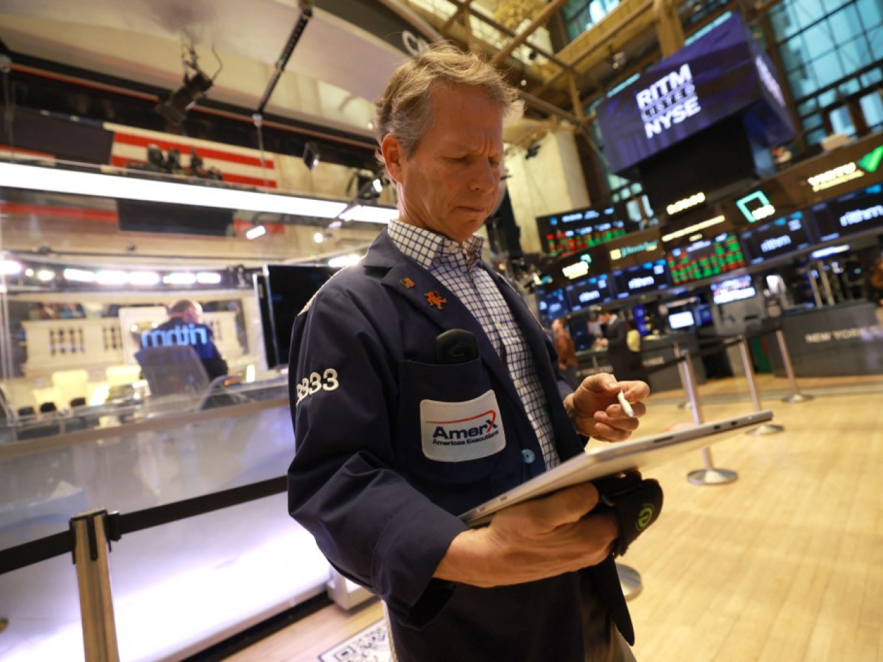 本周美股焦點於美國聯儲局議息會議，大型科技股及道指成份股公布業績，以及上月生產物價數據。（法新社資料圖片）