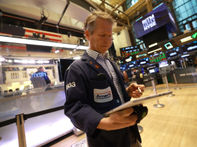 本周美股焦點於美國聯儲局議息會議，大型科技股及道指成份股公布業績，以及上月生產物價數據。（法新社資料圖片）