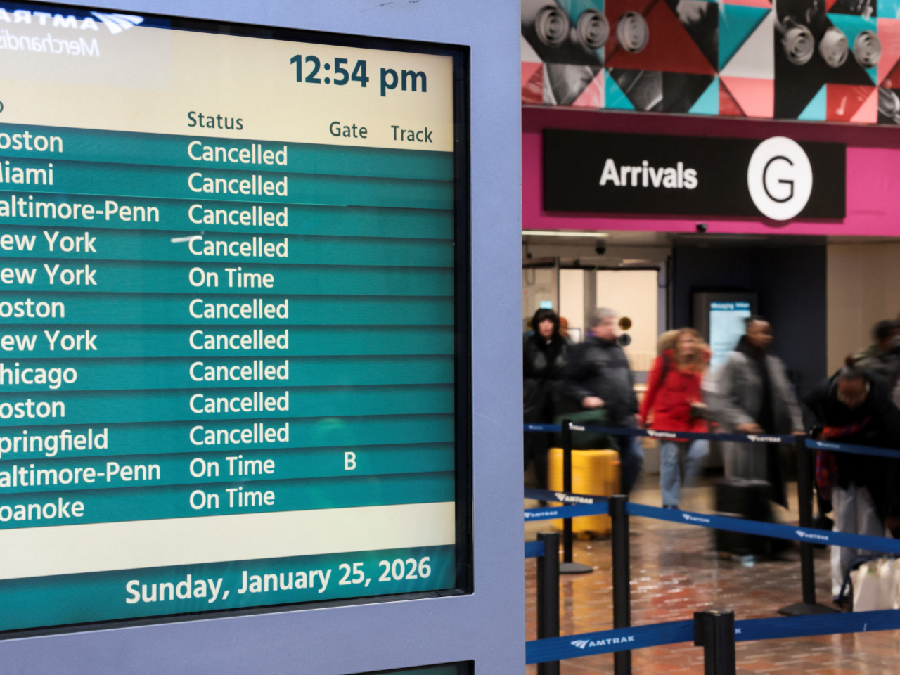 航班追蹤網站的數據顯示，單是當地星期日上午，全美已有超過1萬班航班取消。（路透社）