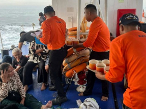 Ferry carrying over 350 sinks in Philippines