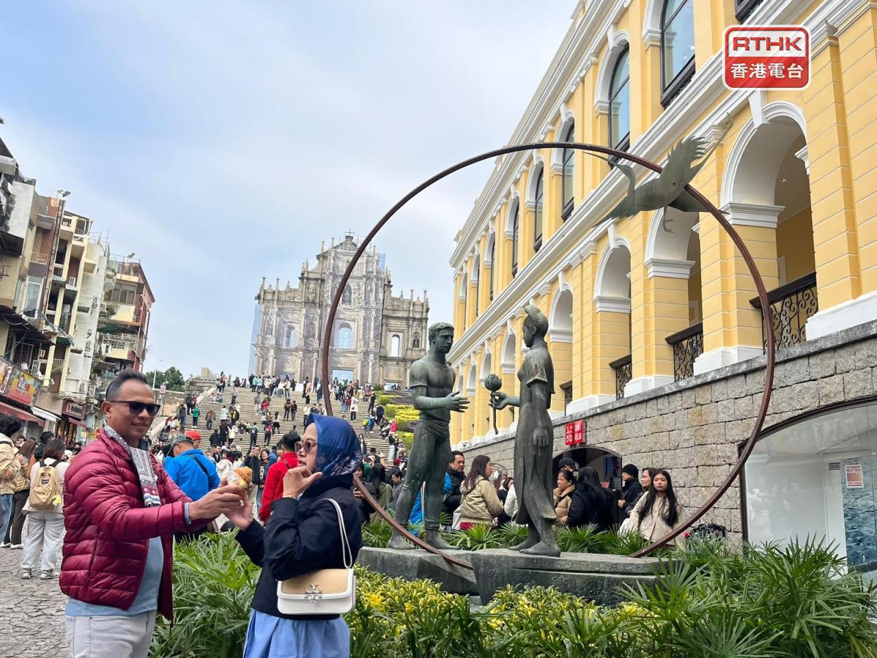 澳門去年入境旅客突破4千萬人次，著名景點平日人流都絡繹不絕。（鄭月明攝）