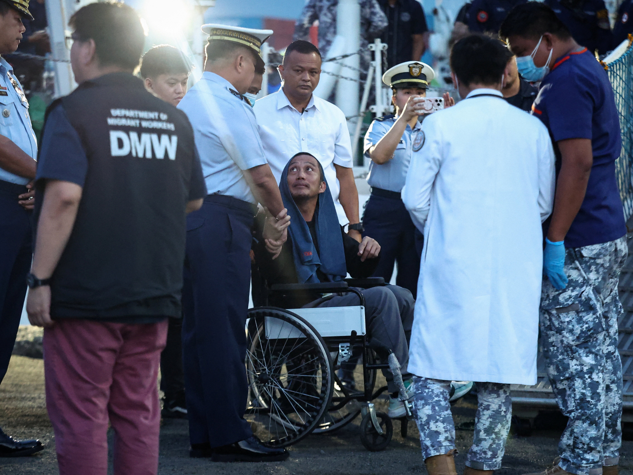 沉船傷者送回馬尼拉。(路透社)