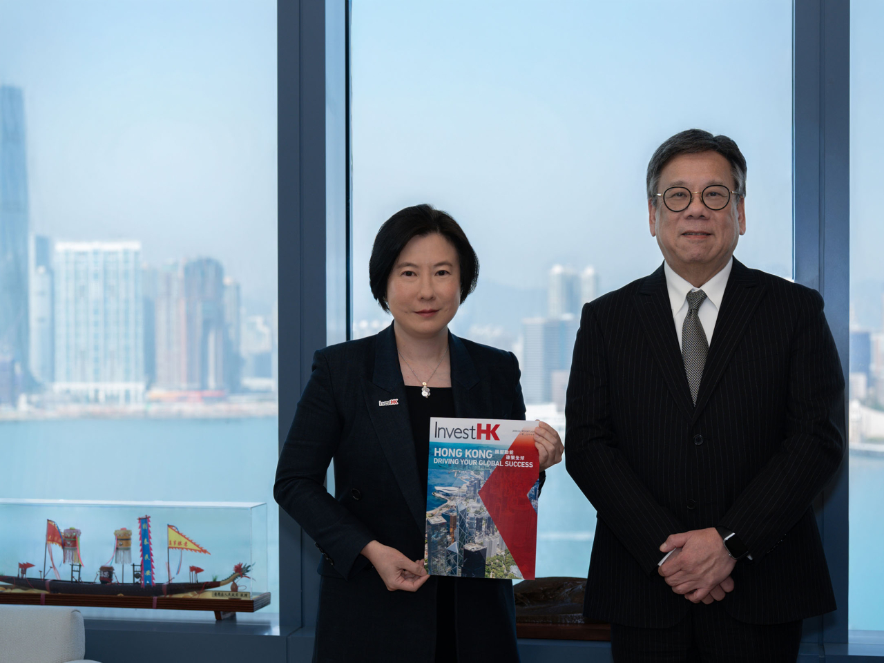 丘應樺（右）與劉凱旋（左）展示投資署的年度報告。（政府新聞處）