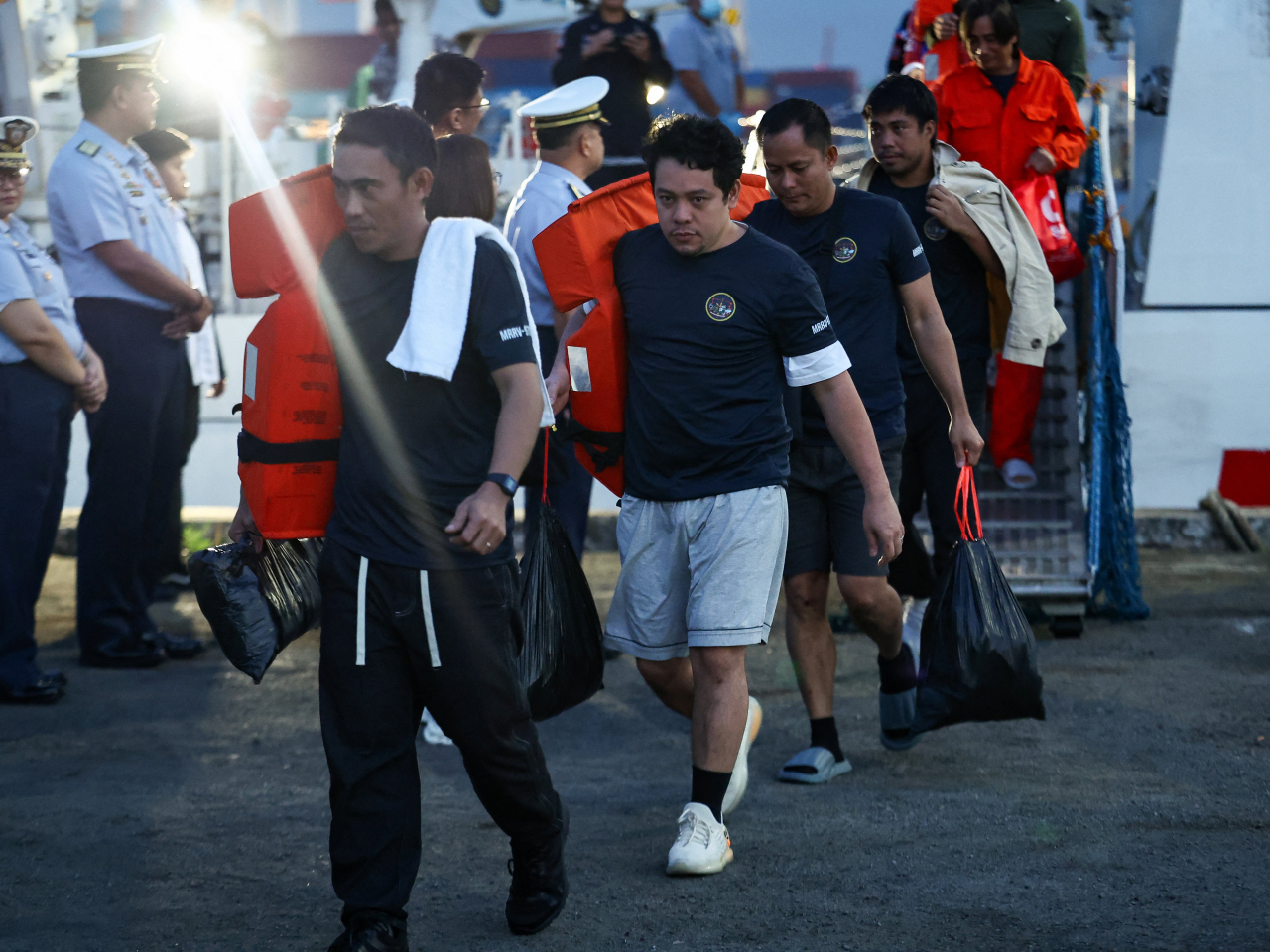 沉船增至15死，仍有43人失蹤。（路透社）