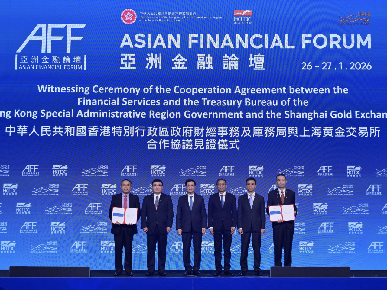 香港與上海簽署黃金合作協議，許正宇（左一）表示，促進兩地國際金融中心及黃金市場協同發展。（政府新聞處）