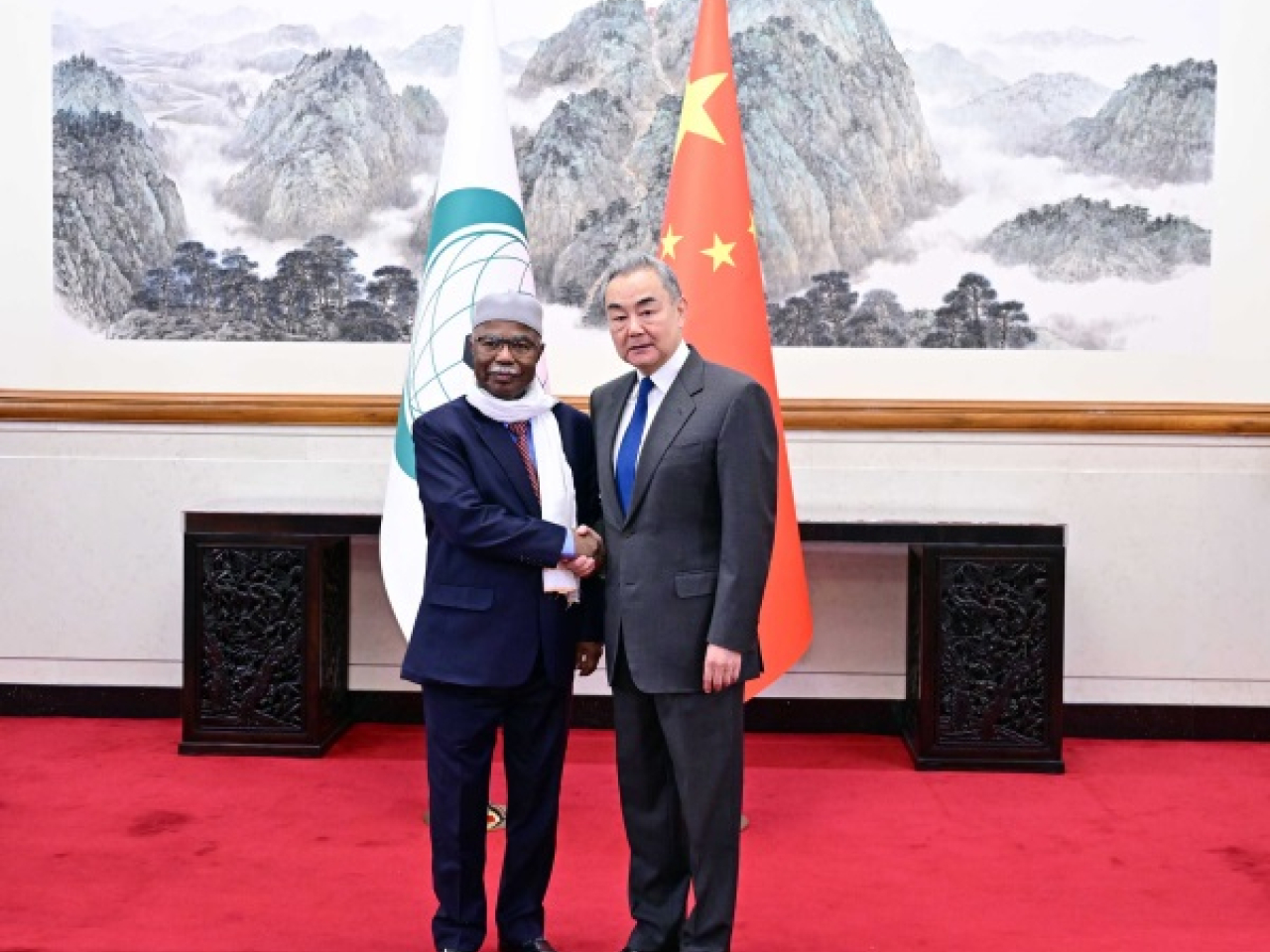 王毅在北京與伊斯蘭合作組織秘書長塔哈會談。(外交部網站圖片)