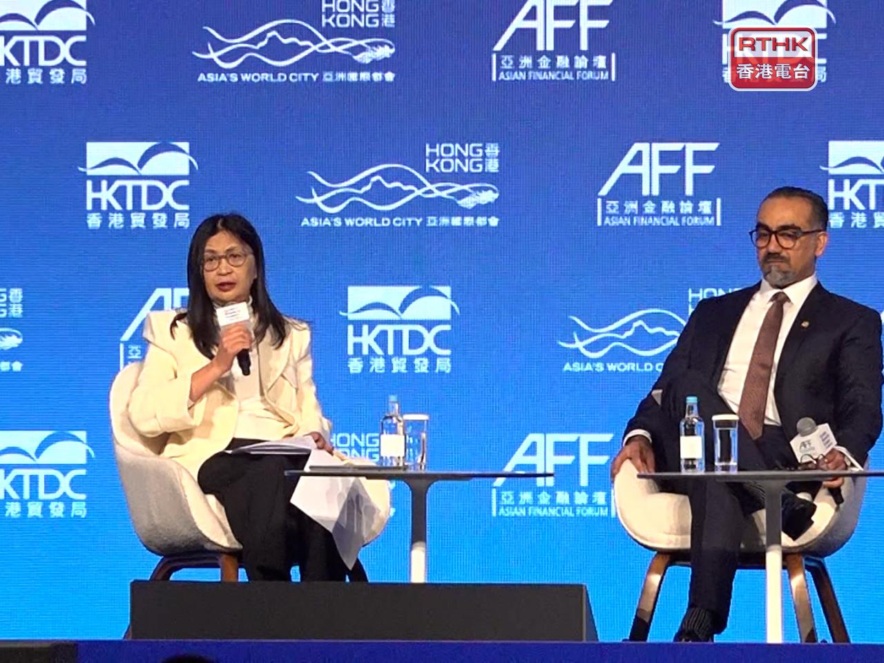 梁鳳儀（左）稱去年全球資產價格普遍造好，但市場亢奮或掩蓋國際秩序面臨的挑戰。（郭志強攝）