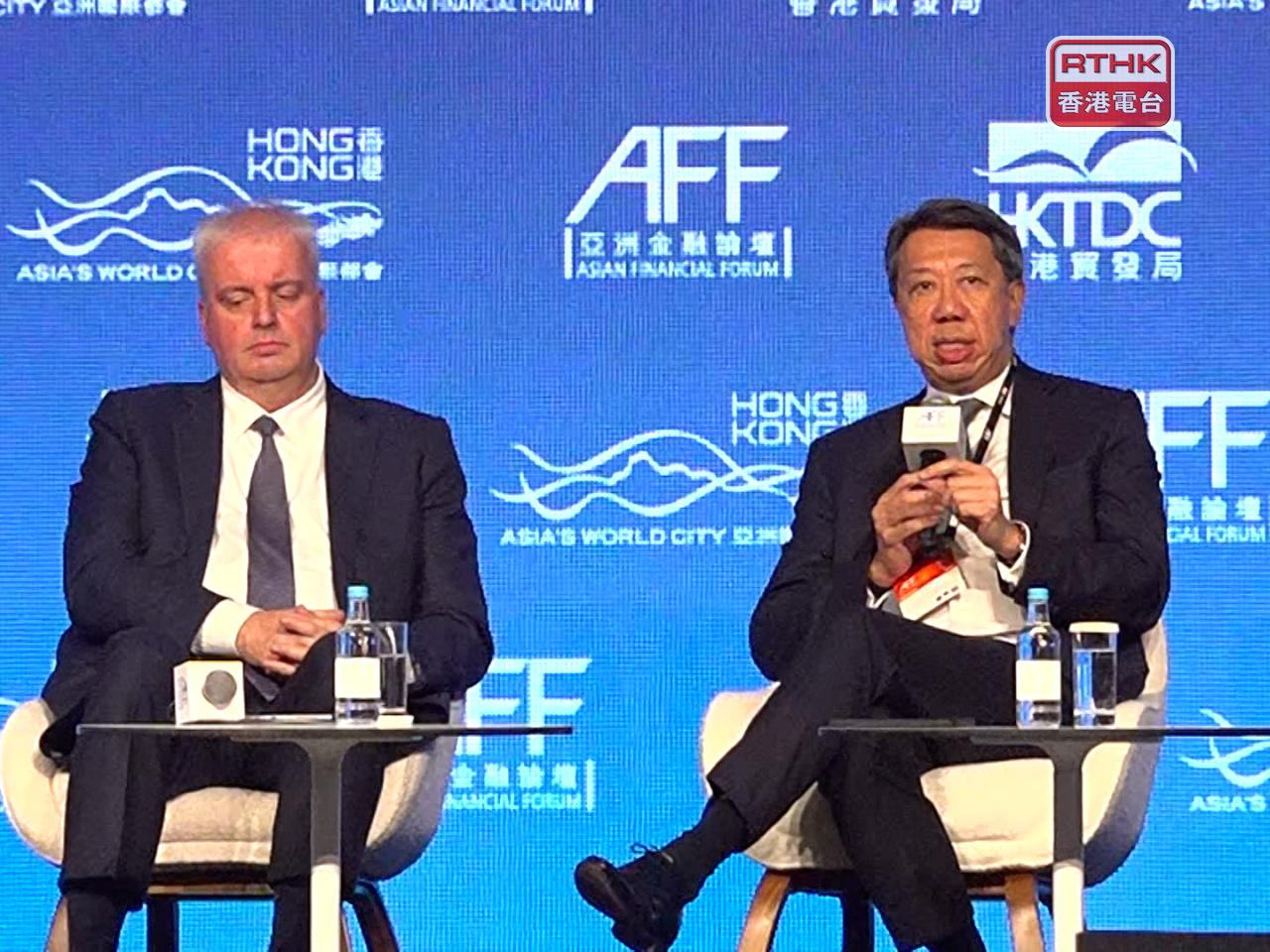 洪丕正（右）稱全球風險上升但世界展現出韌性，預計商界與投資者能靈活應對。（郭志強攝）