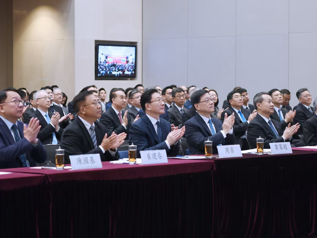 出席研討會香港會場的陳國基（左一）表示，特區政府在行政長官帶領下，會繼續切實擔負起治理香港的第一責任，擔當作為、銳意改革，破解社會深層次問題。（港澳辦提供）