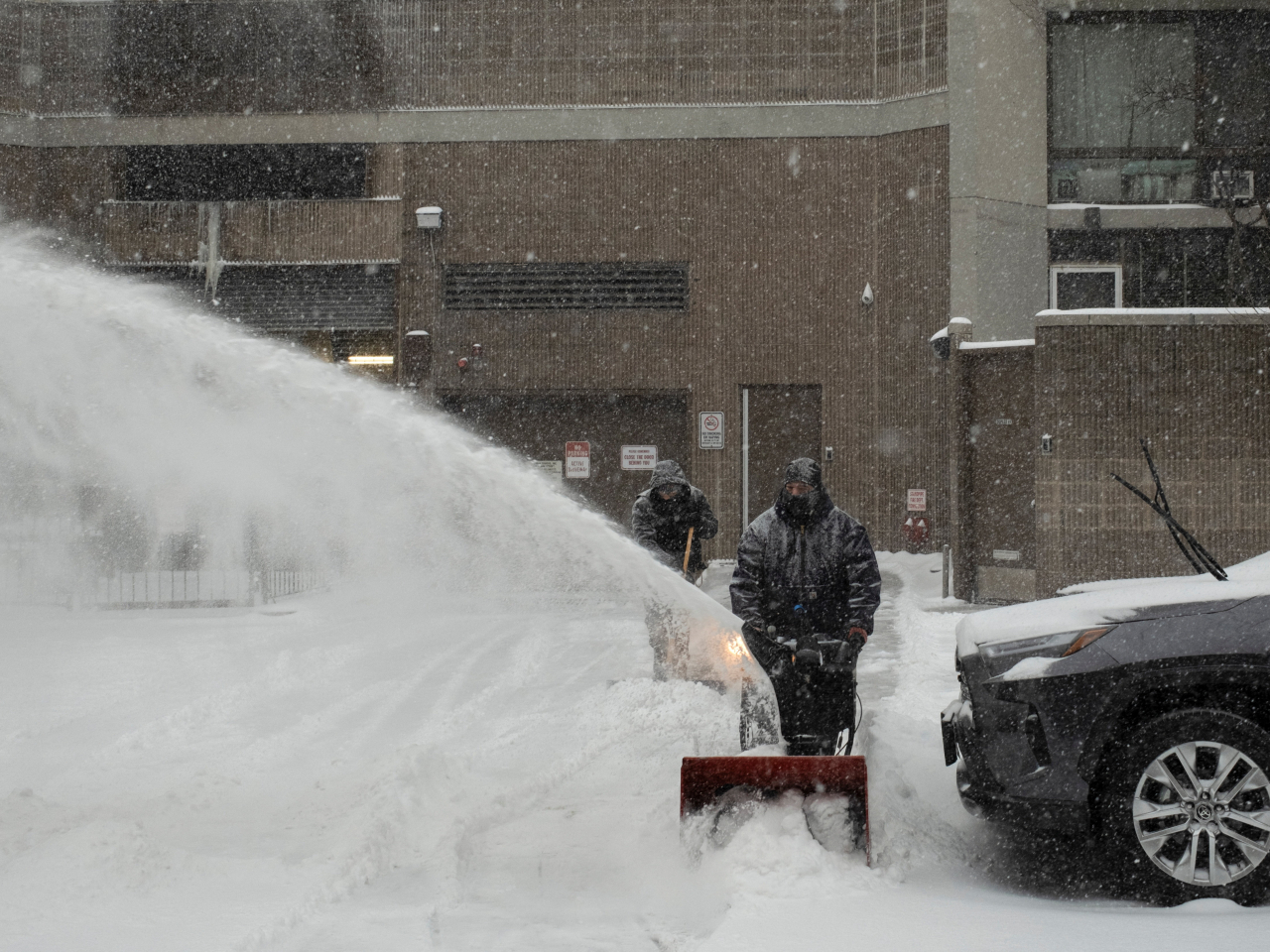 在紐約市，民眾使用儀器清理街上積雪。（路透社）