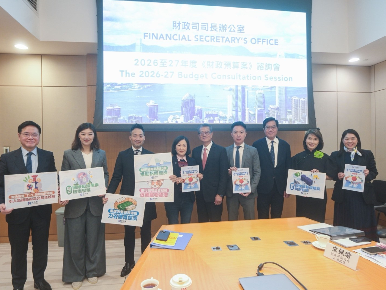 新民黨下午與財政司司長陳茂波會面，提交對新一份財政預算案的建議書，提出合共27項建議。(新民黨提供)