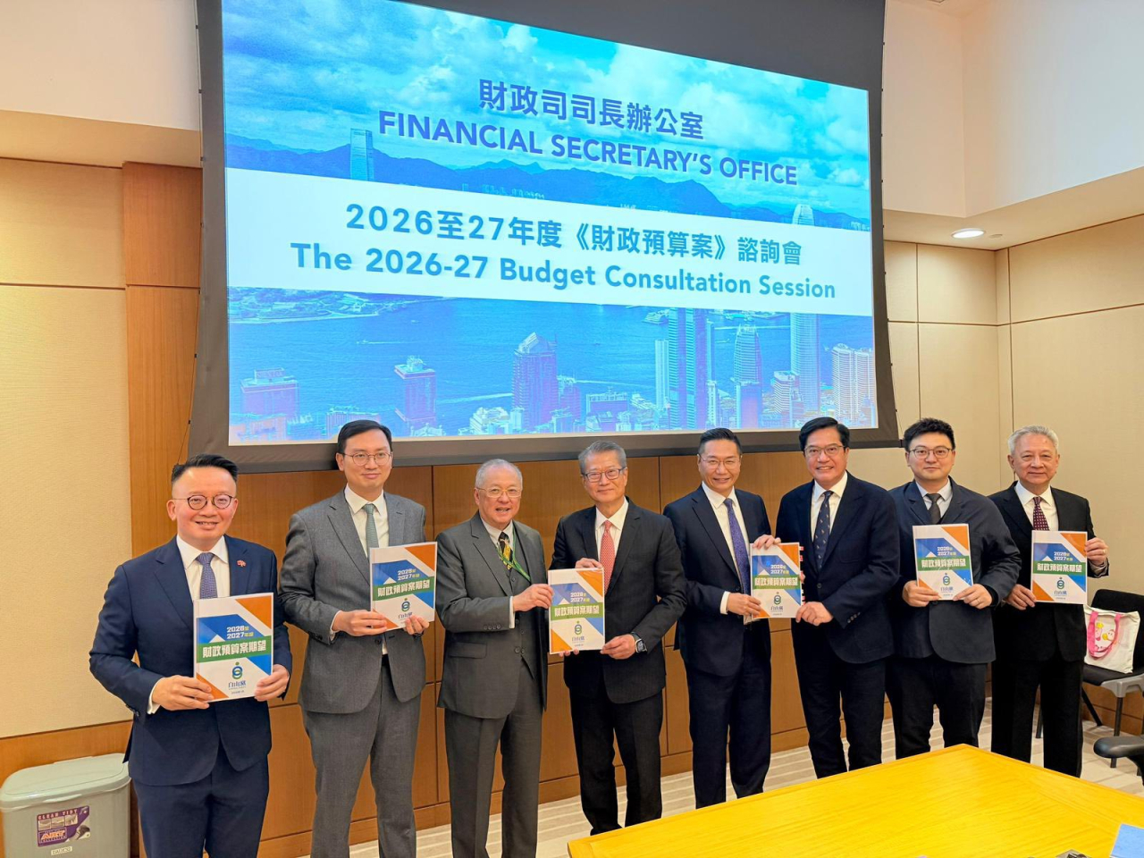 自由黨下午向財政司司長陳茂波提交對新一份財政預算案的建議。(自由黨提供)