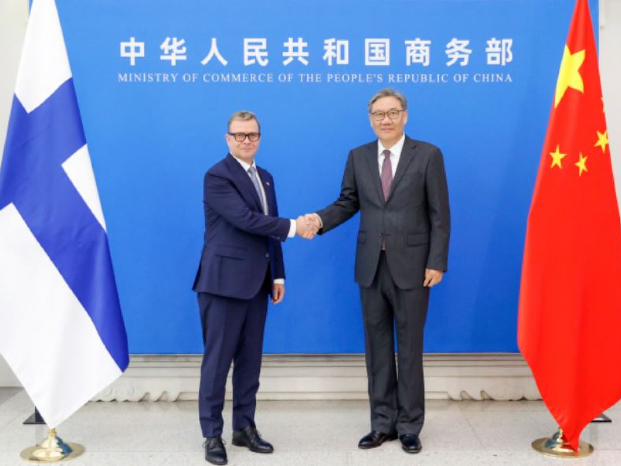 芬蘭總理奧爾波與商務部部長王文濤，出席中芬創新企業合作委員會第六次會議。（商務部網頁圖片）