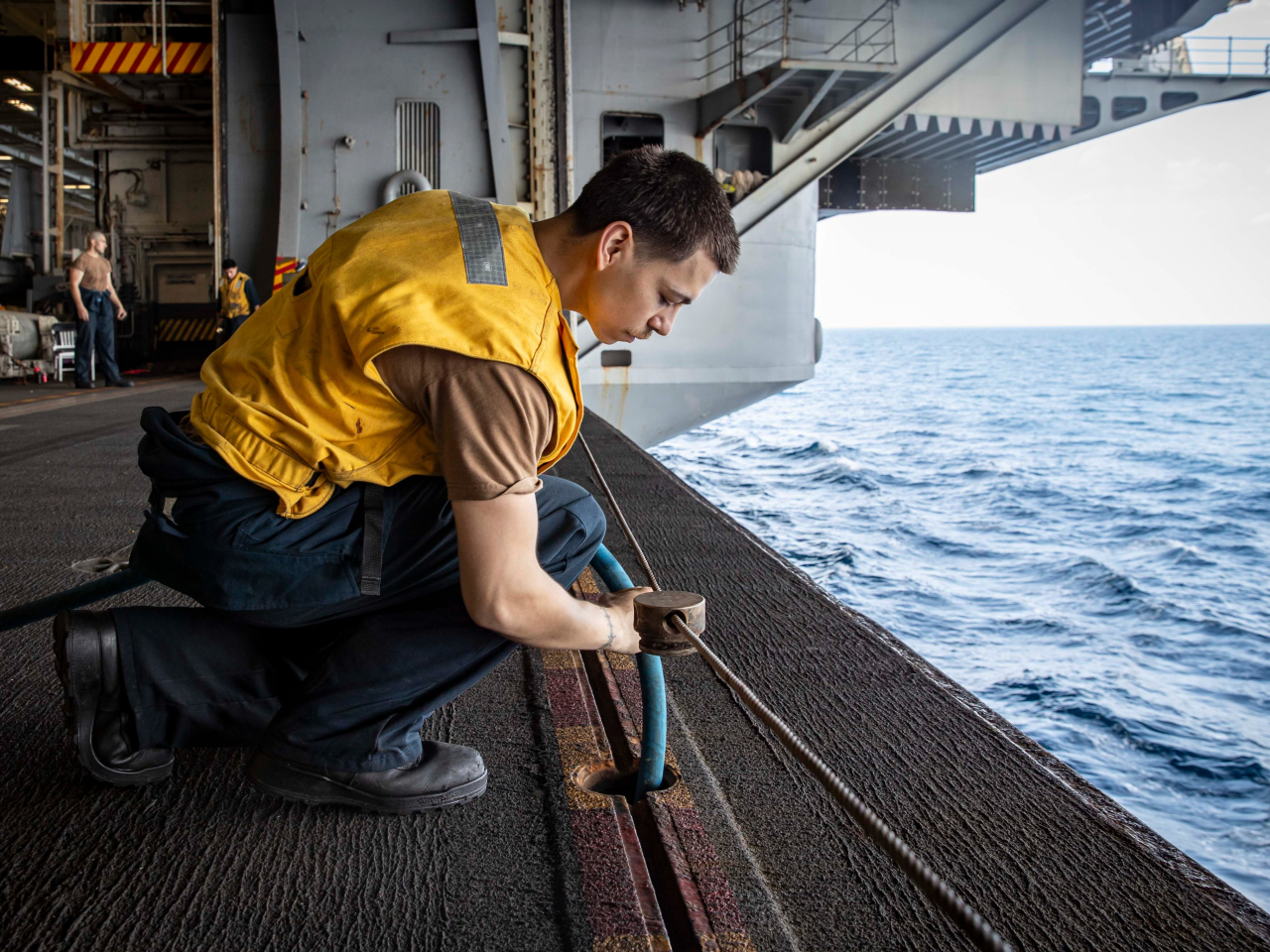 美軍中央司令部表示，正在部署海軍林肯號航母打擊群到中東。（美軍中央司令部社交媒體）