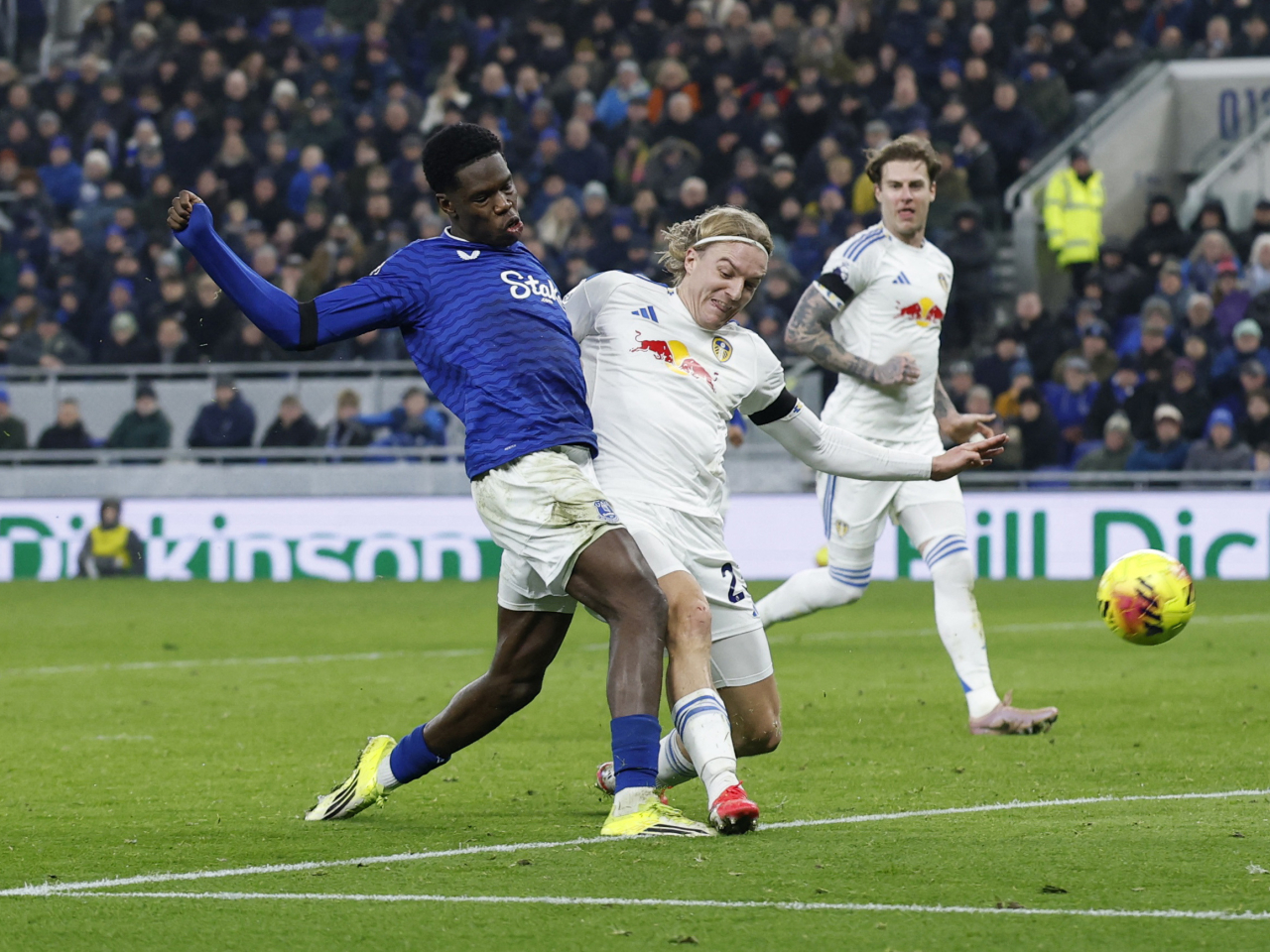 雙方球員在比賽中。（路透社）