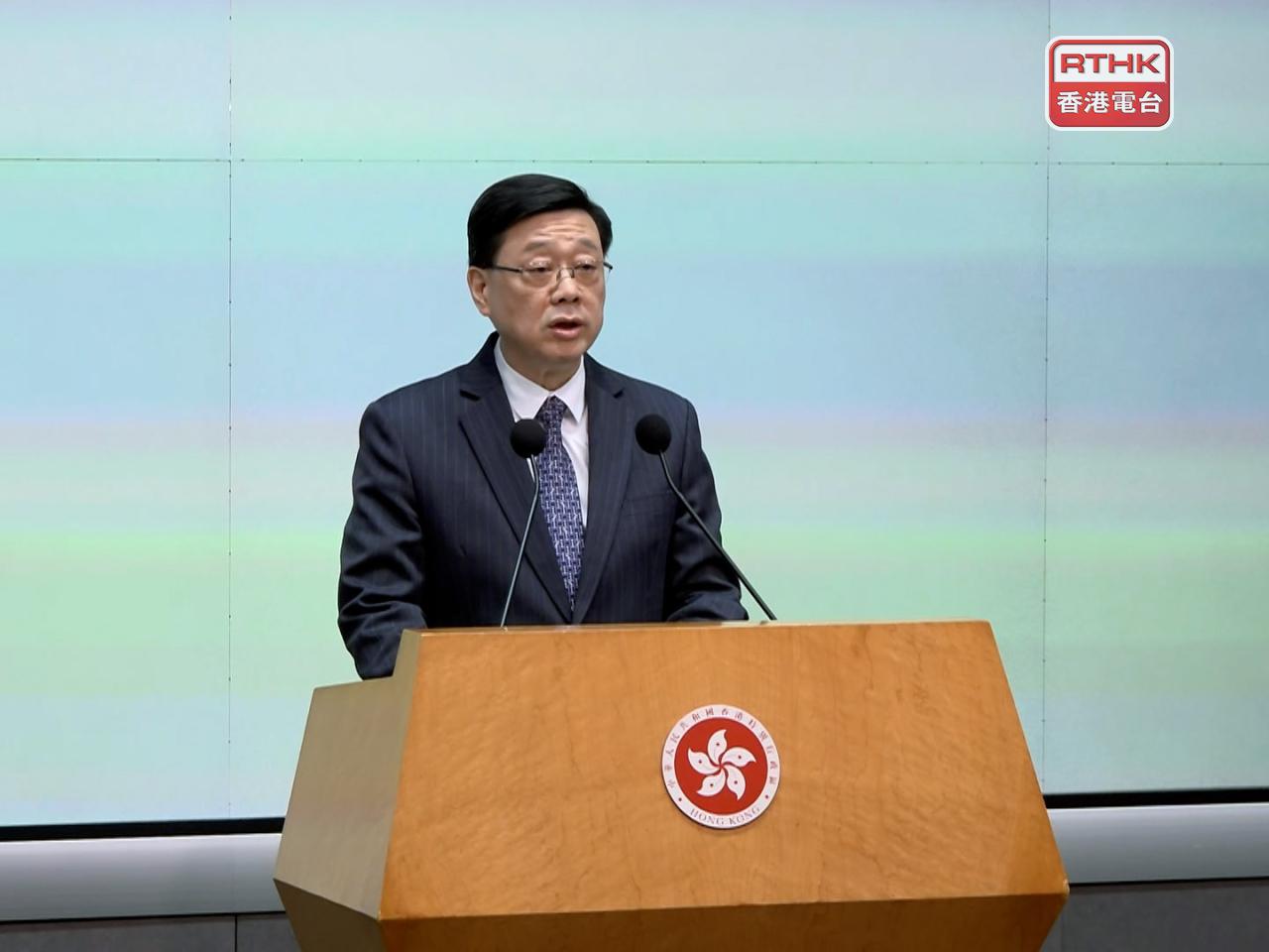 李家超在行政會議前會見記者，強調無計劃再對司局長人選有任何變動，指揣測性報道不正確。（廖漢榮攝）