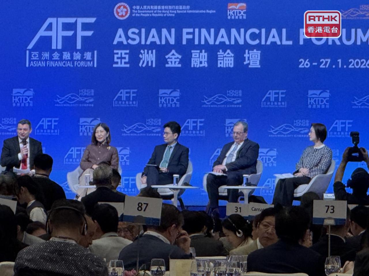 陳浩濂（左三）稱要確保香港監管標準與國際水平接軌，才能發揮超級增值人角色。（趙嘉駿攝）