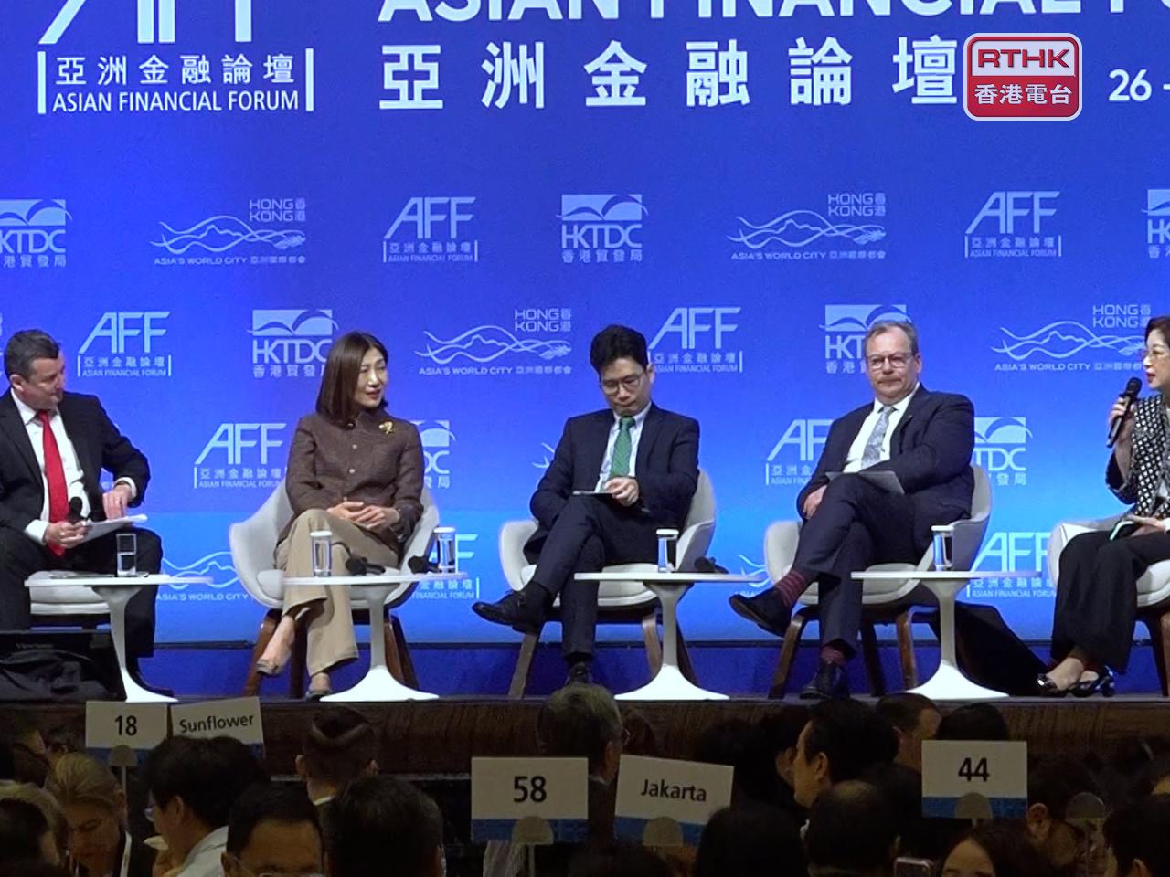 張曉蕾（右）稱與各地客戶會面時，都會談論到內地及香港，亦關注人民幣議題。（郭志強攝）