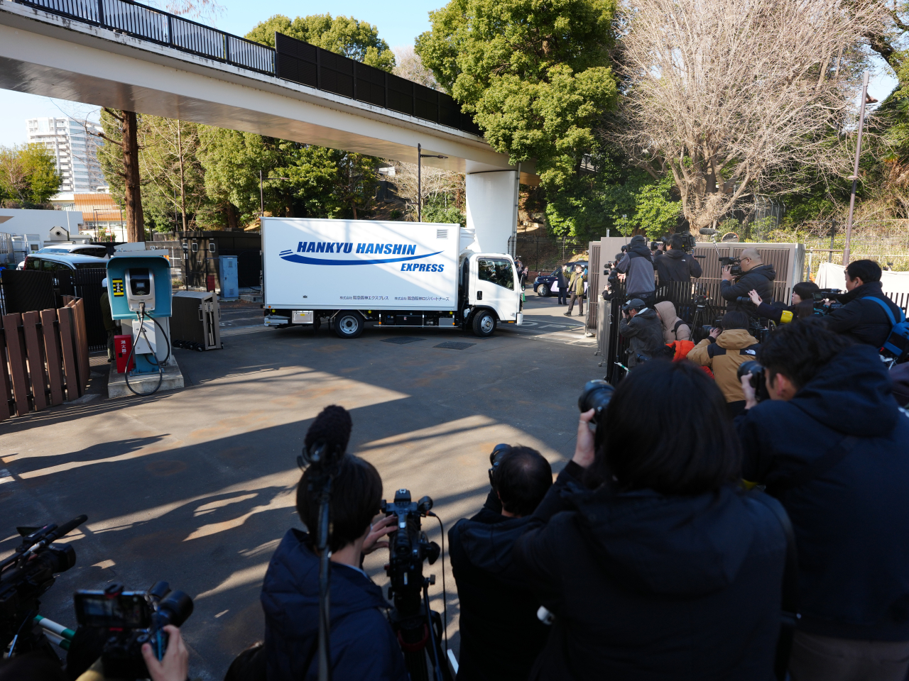 裝載「曉曉」和「蕾蕾」的車輛，從東京上野動物園出發，踏上回國之旅。（新華社）