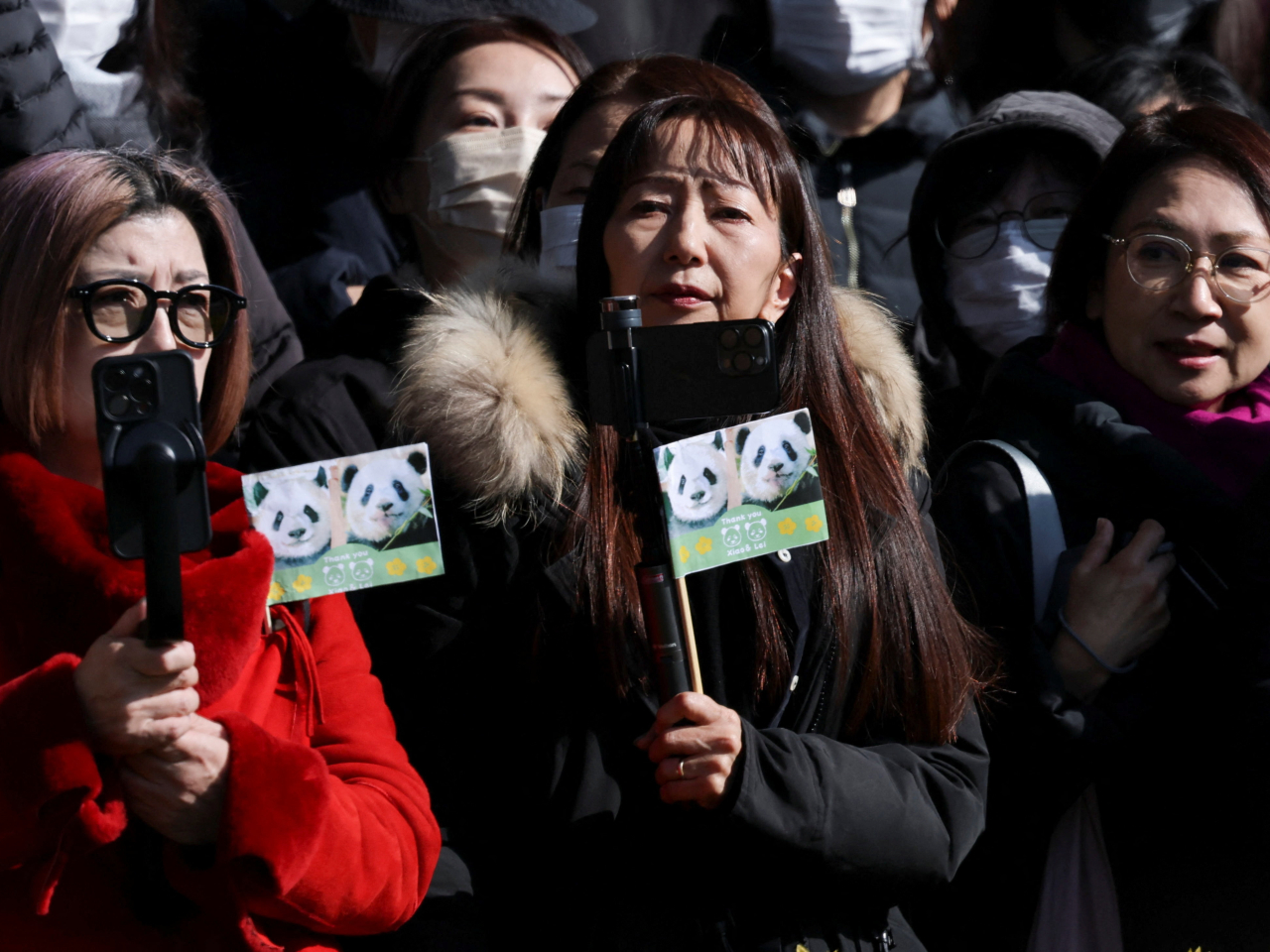 有日本民眾送別回國的大熊猫「曉曉」和「蕾蕾」。（路透社）