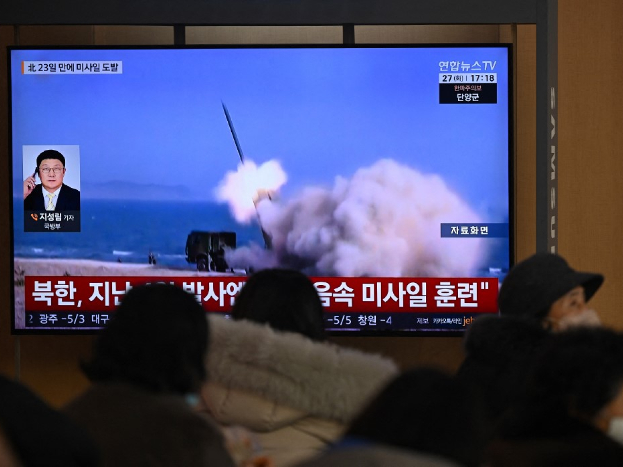 在首爾，當地電視台報道朝鮮發射彈道導彈的消息。（法新社）